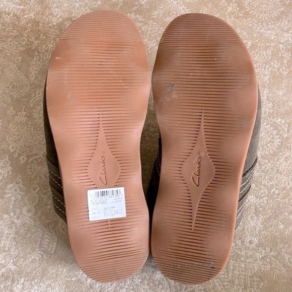 Brand New Clarks Genuine Suede Slip On Clogs Dark Olive Brynn Comfort Slide Mule - Picture 13 of 16